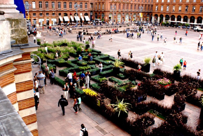 Toulouse, installation d'une promenade labyrintique en bacs de graminées sur la place du Capitole, été 2007
