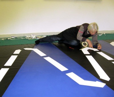 France de Ranchin en train de préparer et peindre un labyrinthe sur toile de 7x2mètres. Angoulème 2009